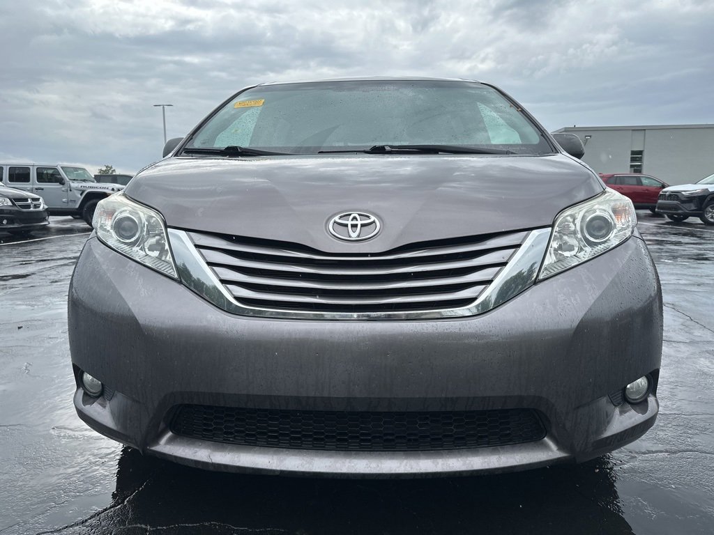 2016 Toyota Sienna XLE photo 2