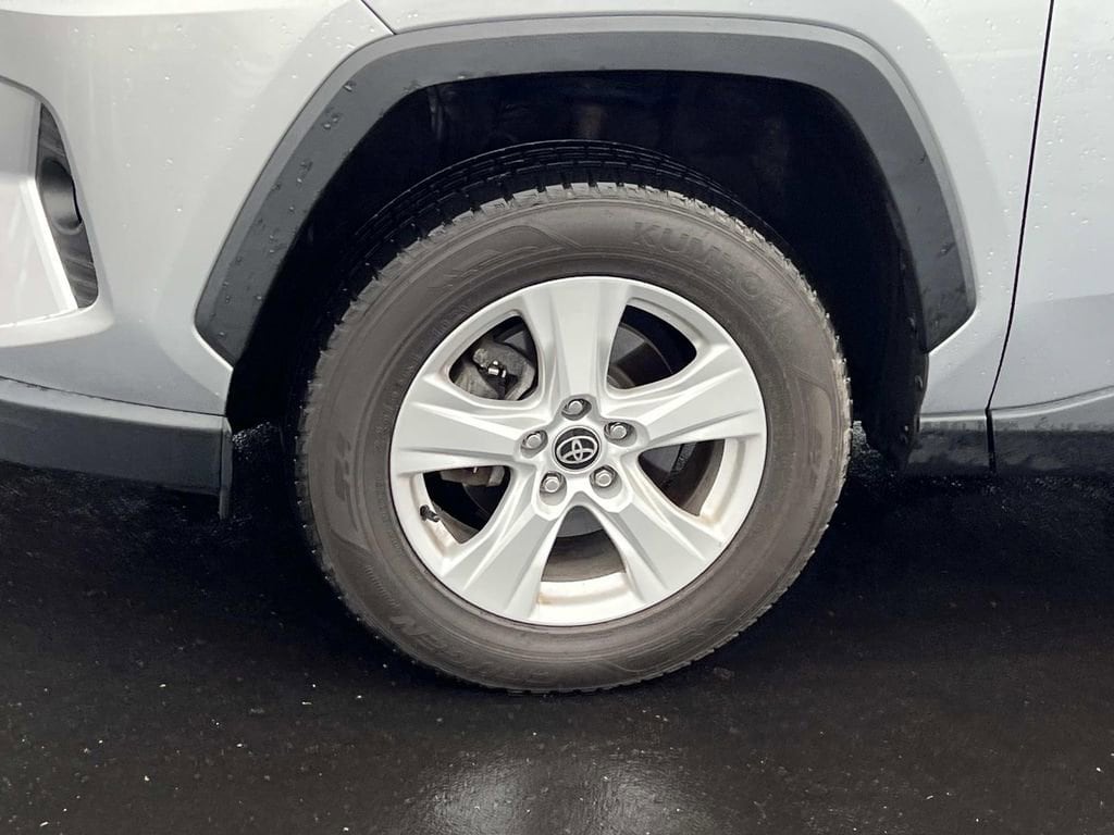 2021 Toyota RAV4 XLE - Photo 9