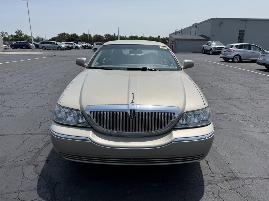 Used 2004 Lincoln Town Car Signature with VIN 1LNHM81W34Y614374 for sale in Warren, MI