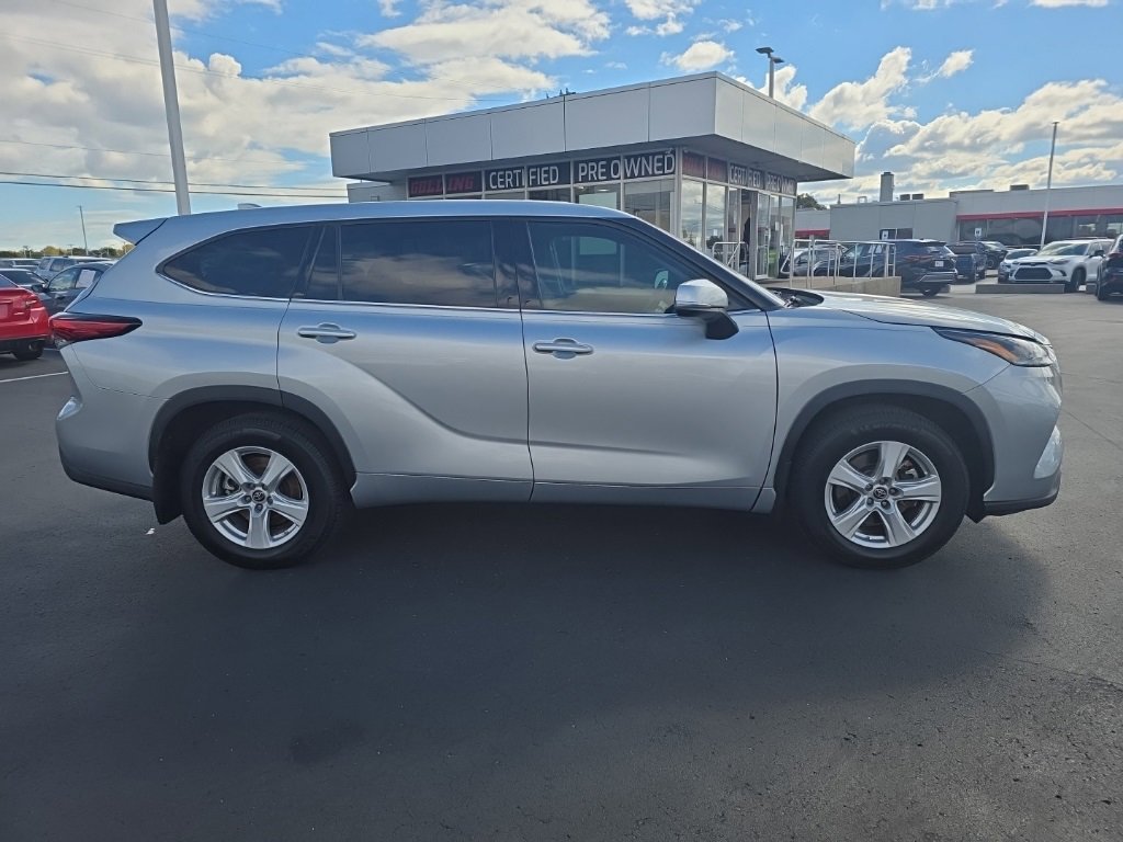 2021 Toyota Highlander LE photo 4