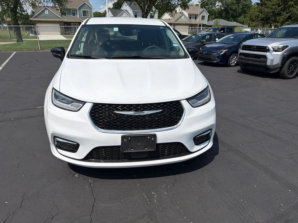 Used 2024 Chrysler Pacifica Touring L Passenger Van