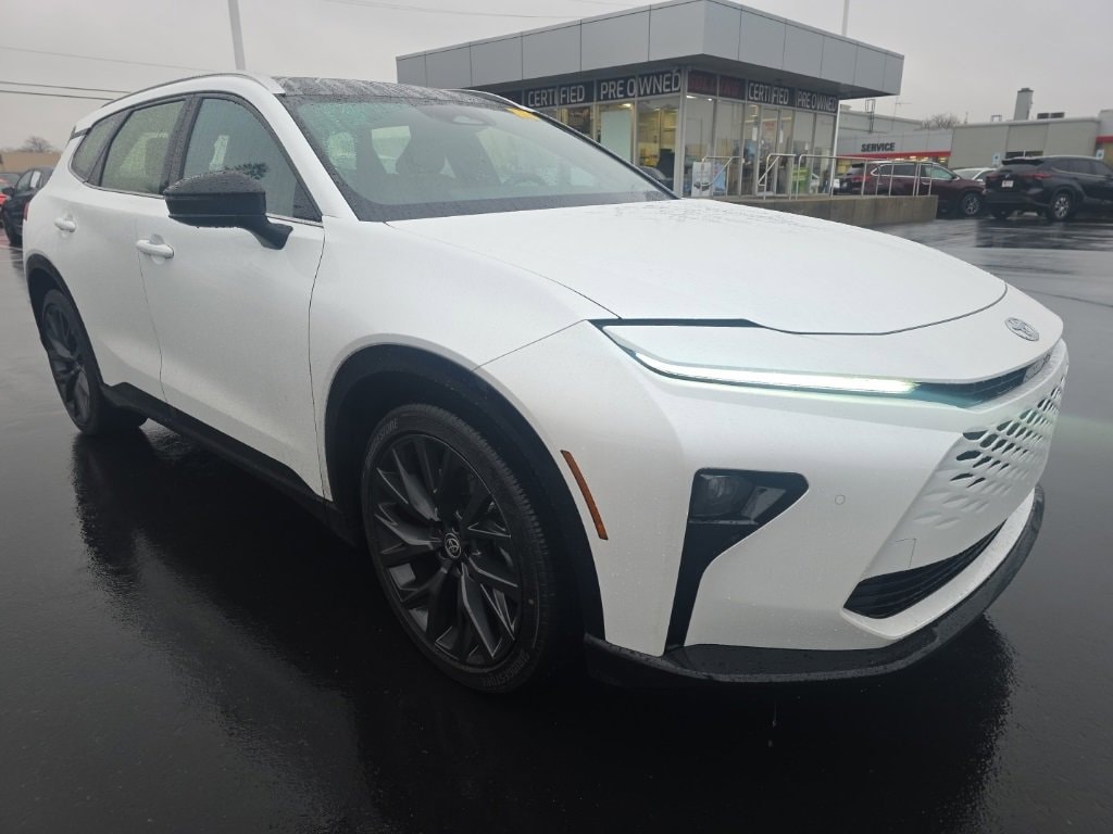 2025 Toyota Crown Signia Limited photo 3