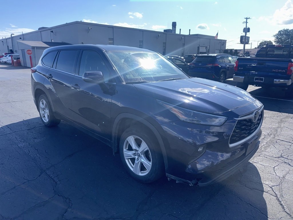 2022 Toyota Highlander LE photo 3