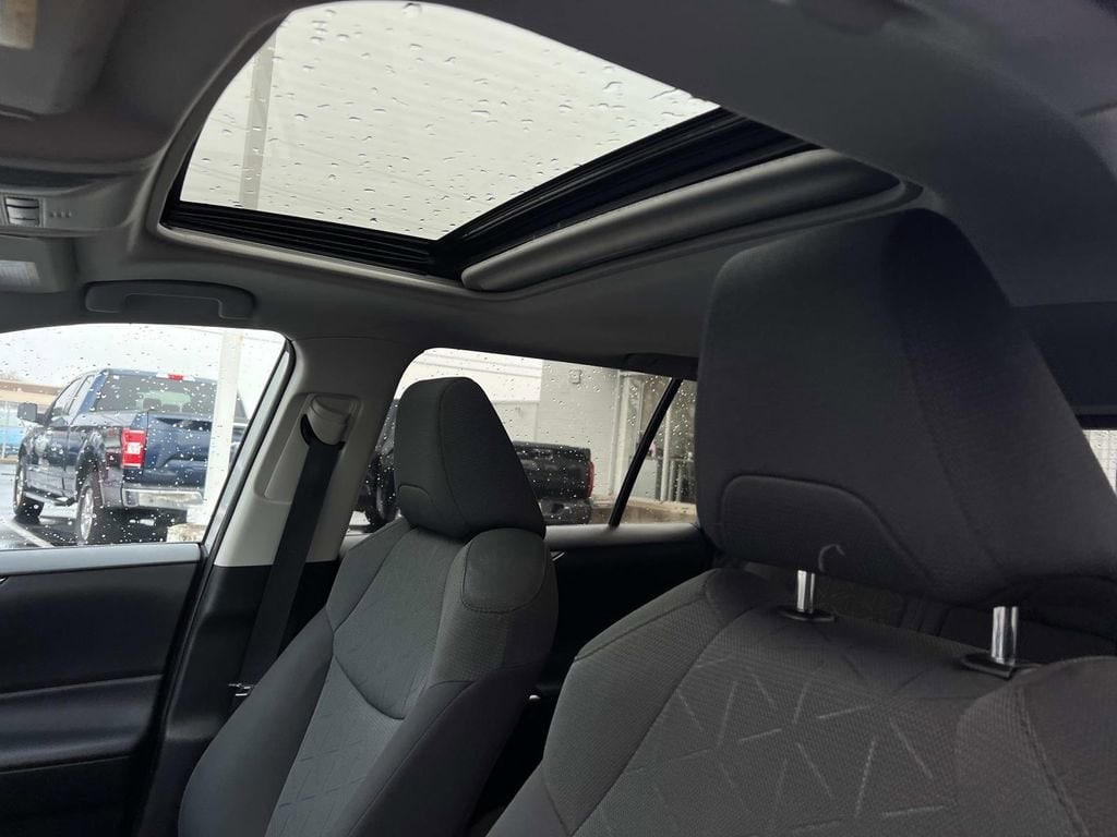 2021 Toyota RAV4 XLE - Photo 21