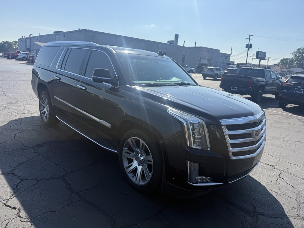 2019 Cadillac Escalade ESV Luxury photo 2
