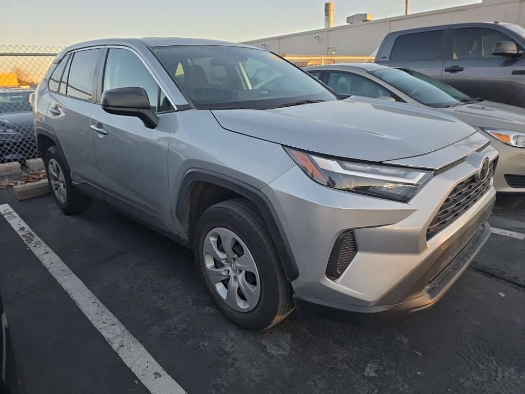 2023 Toyota RAV4 LE photo 3