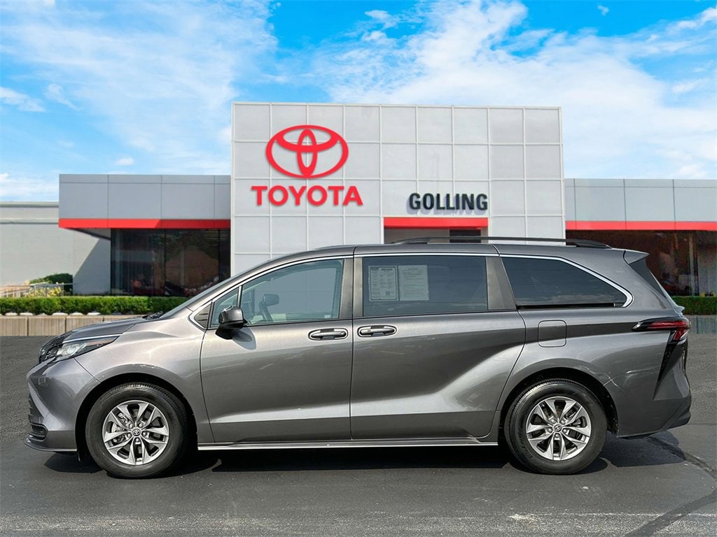 Used 2022 Toyota Sienna LE with VIN 5TDKRKEC3NS113474 for sale in Warren, MI