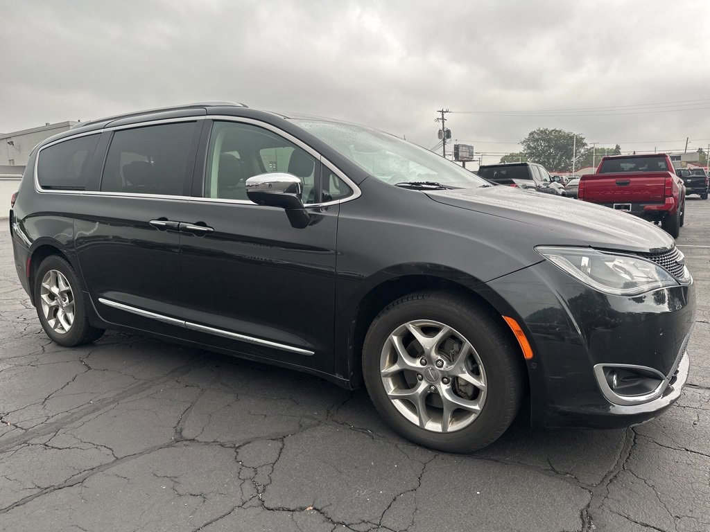 2019 Chrysler Pacifica Limited photo 2