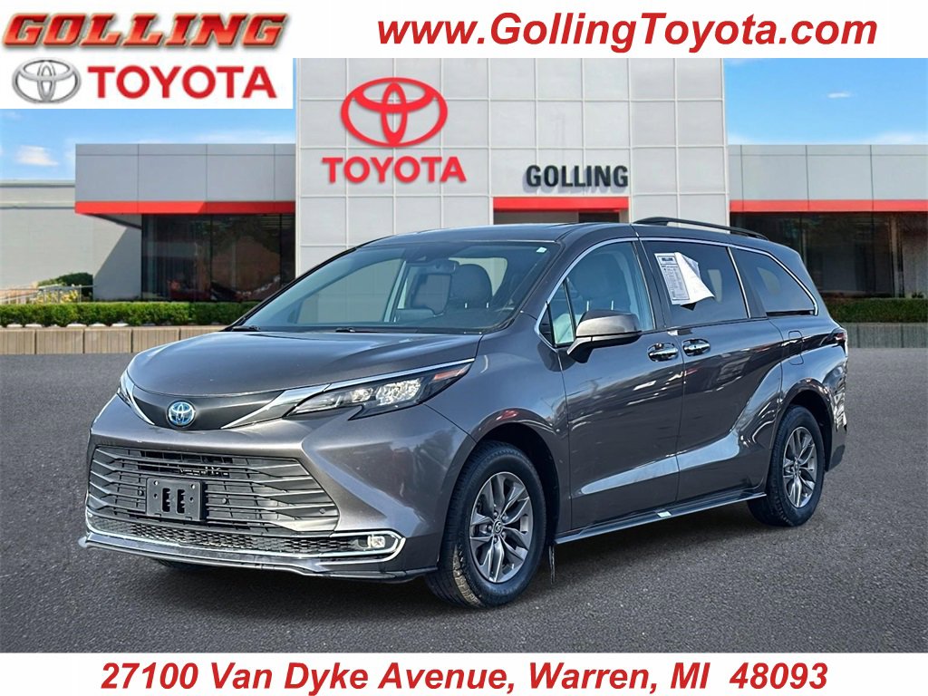 2024 Toyota Sienna XLE's photo
