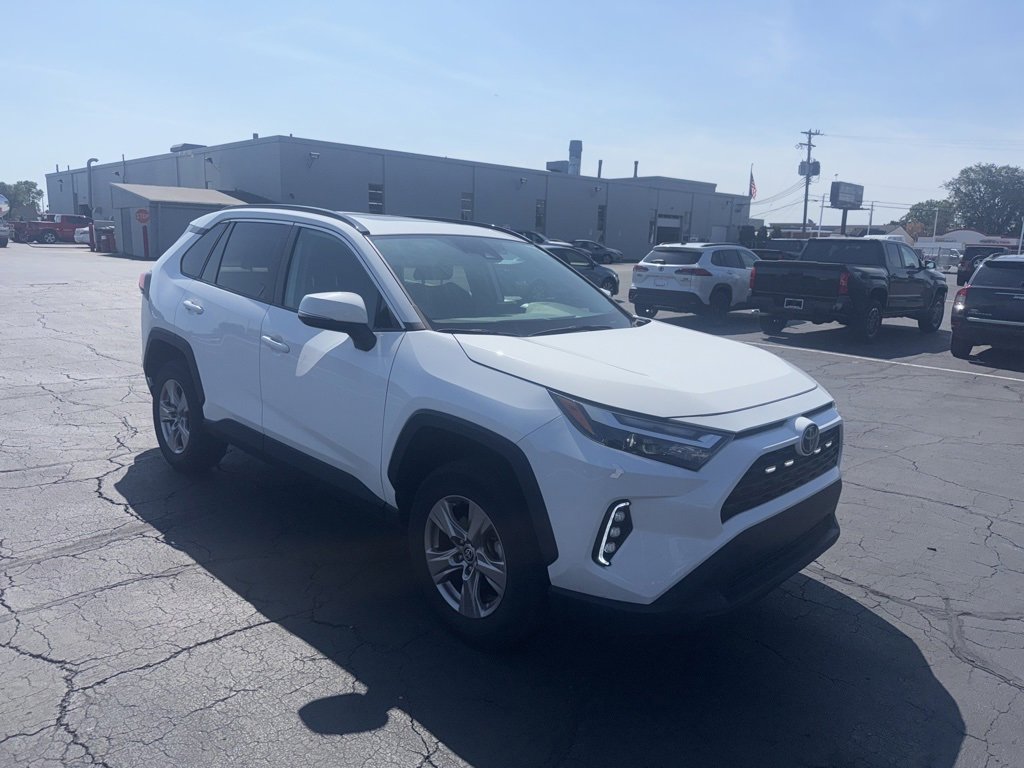 2023 Toyota RAV4 XLE photo 3