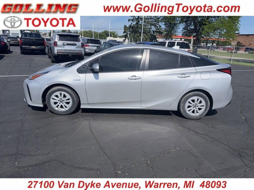 2022 Toyota Prius L Eco FWD's photo