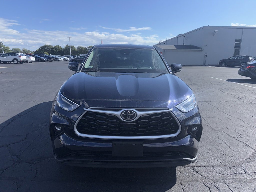 2022 Toyota Highlander LE photo 2