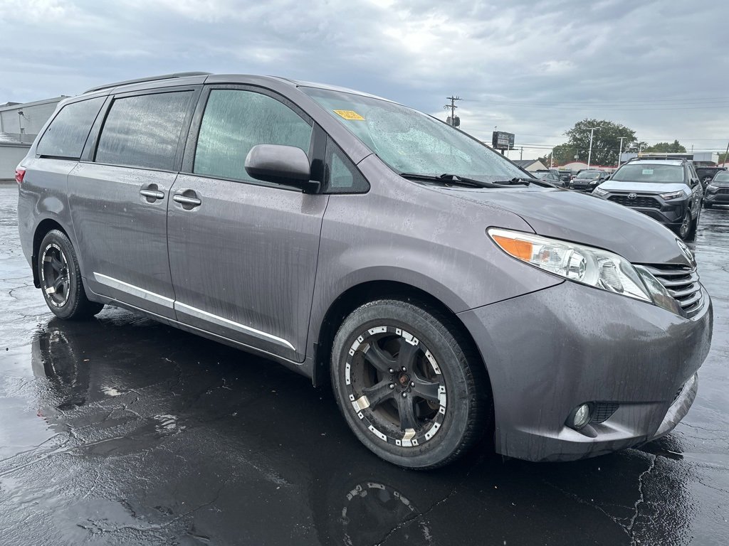 2016 Toyota Sienna XLE photo 3