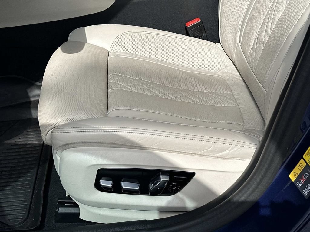 2023 BMW 5 Series 530e - Photo 17