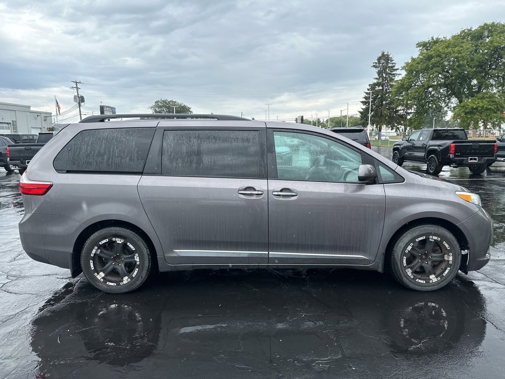 2016 Toyota Sienna XLE photo 4