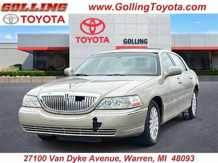 2005 Lincoln Town Car Signature Sedan