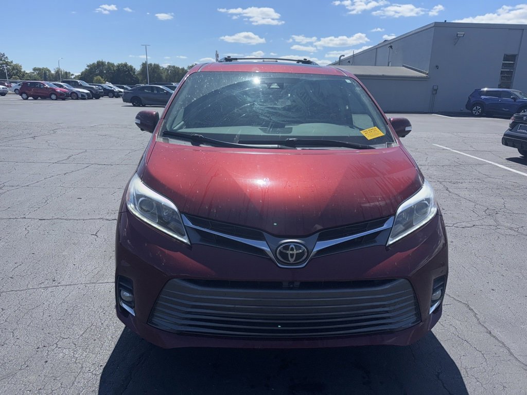 2020 Toyota Sienna Limited Premium photo 2