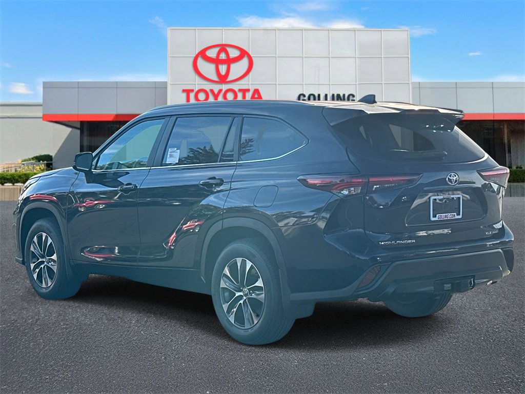 2025 Toyota Highlander XLE photo 3