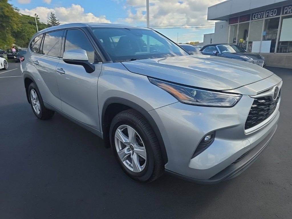 2021 Toyota Highlander LE photo 3