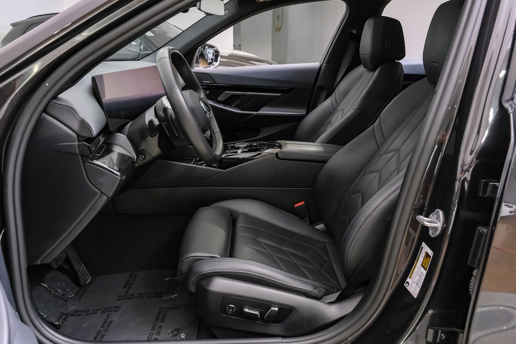 Used 2025 BMW 530i Premium Package/Heated front seats/Parking Assistant Plus/19" Triplex-Spoke Silver 933 W Sedan