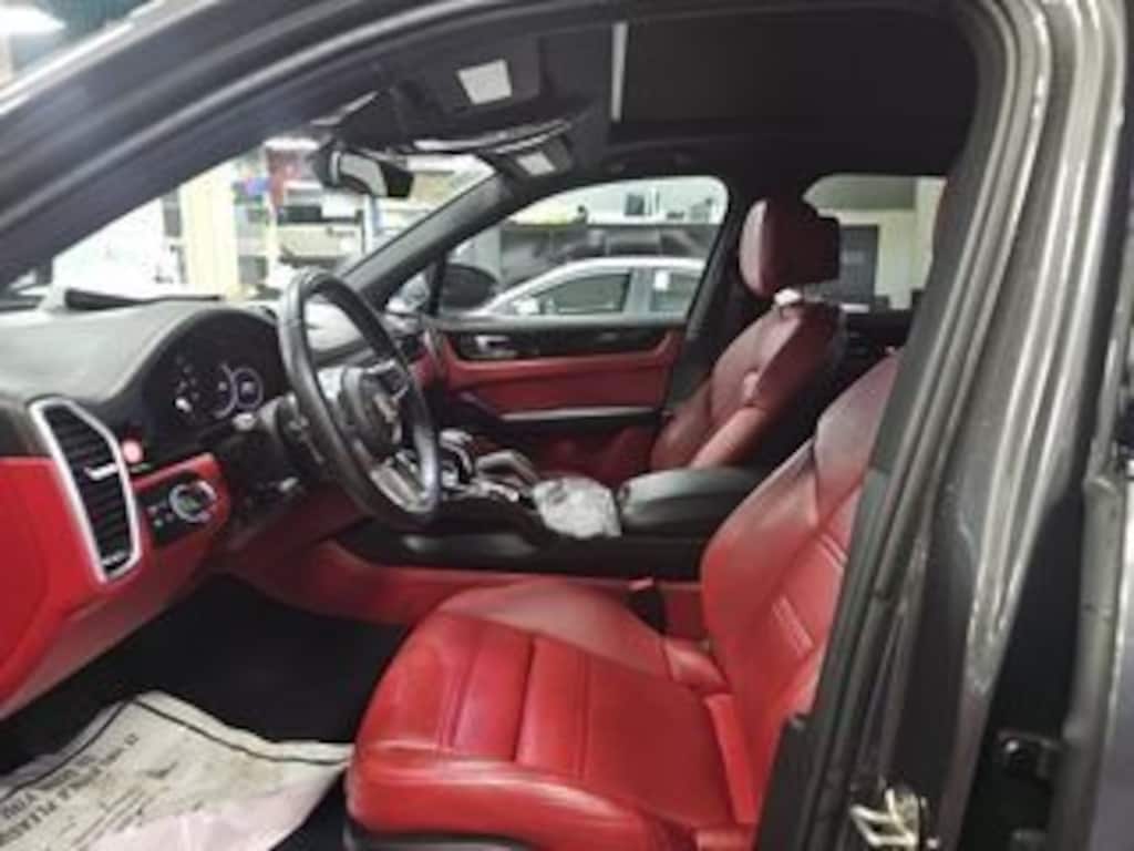 Used 2023 Porsche Cayenne Premium Plus Package/BOSE® Surround Sound System/21" RS Spyder Design Wheels incl/Leather Interior in Black/Bordeaux Red SUV