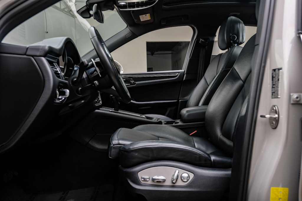 Used 2023 Porsche Macan Premium Package Plus/BOSE® Surround Sound System/Roof Rails in High Gloss Black SUV