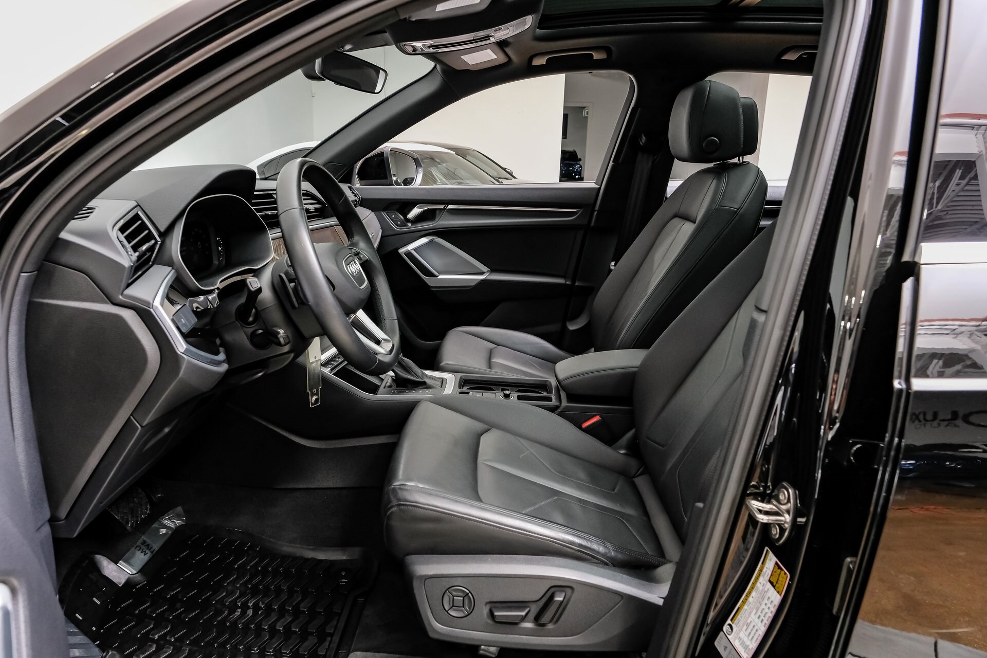 2022 Audi Q3 45 TFSI S line Premium photo 2