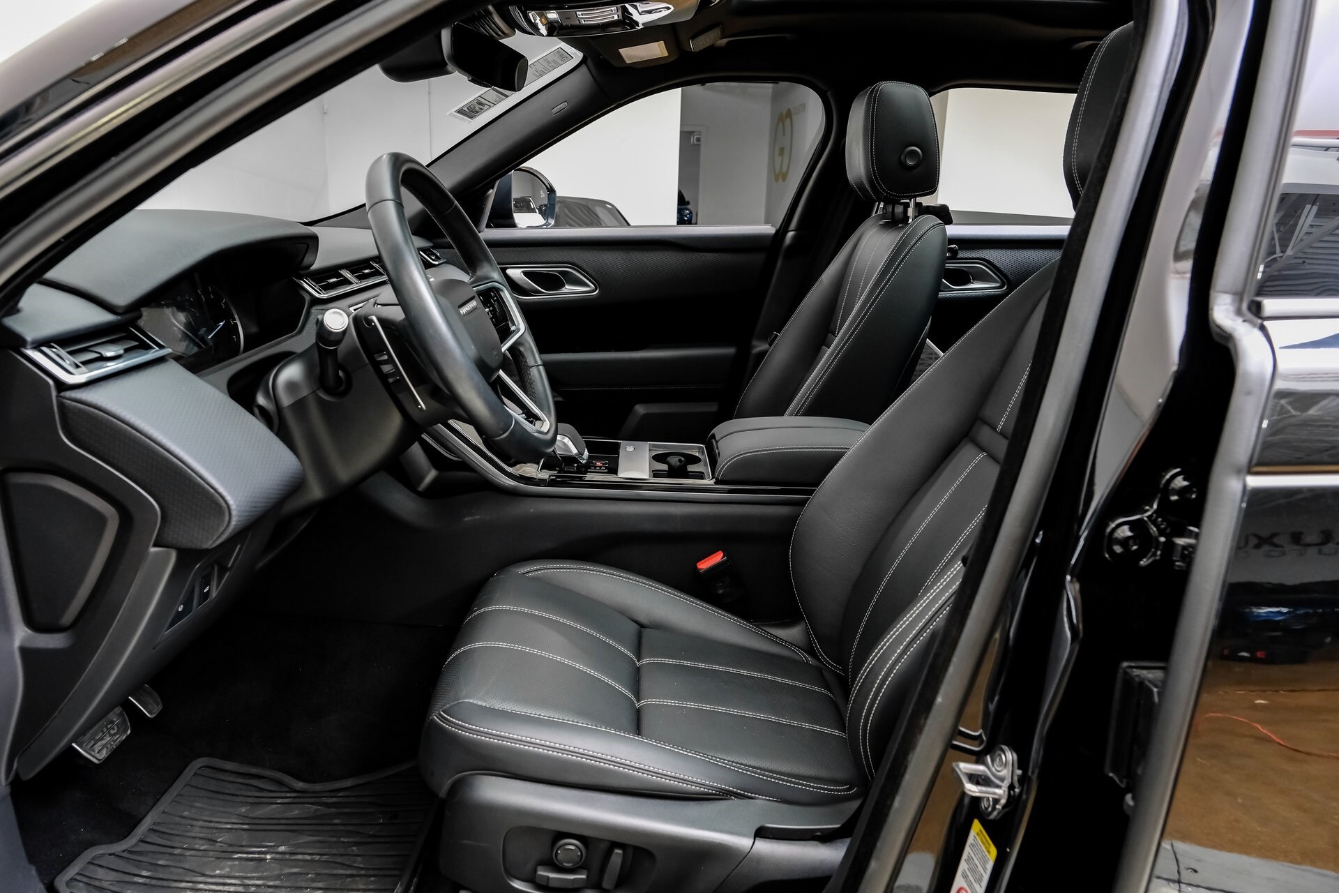 2022 Land Rover Range Rover Velar P250 R-Dynamic S photo 2