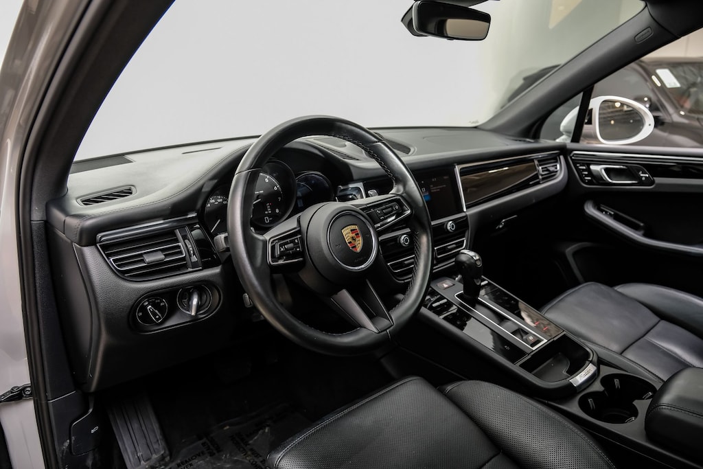 Used 2023 Porsche Macan Premium Package Plus/BOSE® Surround Sound System/Roof Rails in High Gloss Black SUV