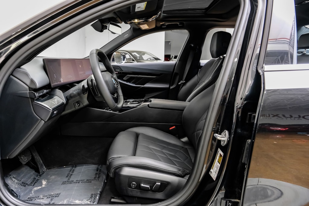 Used 2025 BMW 530i Premium Package/Parking Assistant Plus/Heated front seats/19" Triplex-Spoke Silver 933 W Sedan