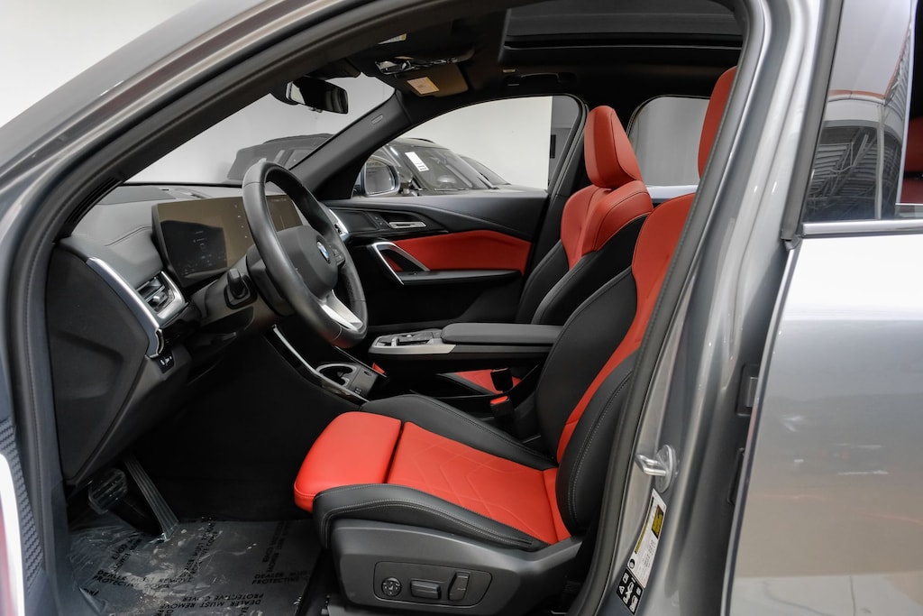 Used 2025 BMW X2 xDrive28i Technology Package/ Red/black Bicolor Perforated/Premium content/19" Y-Spoke Bicolor 867 Wheels SUV
