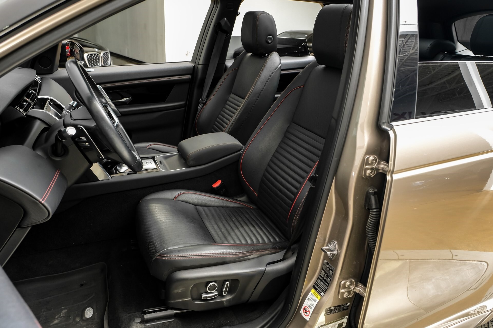 2022 Land Rover Discovery Sport S R-Dynamic photo 4