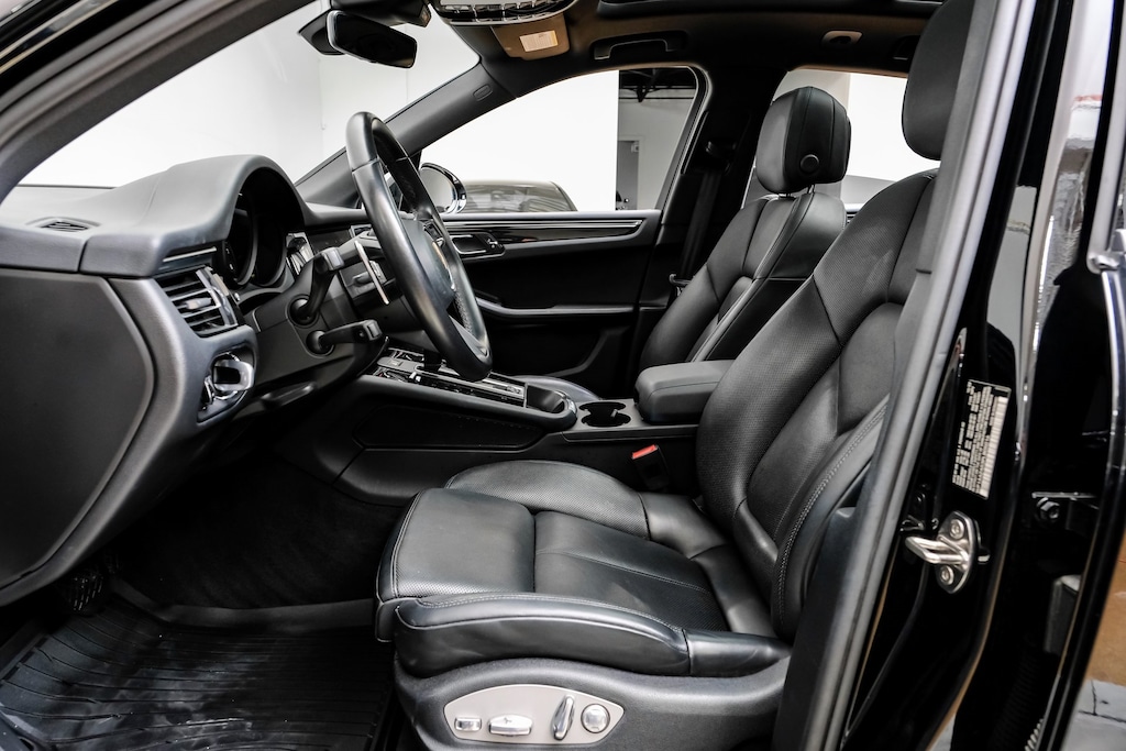 Used 2023 Porsche Macan T Premium Package Plus/BOSE® Surround Sound System/21" RS Spyder Design Wheels SUV