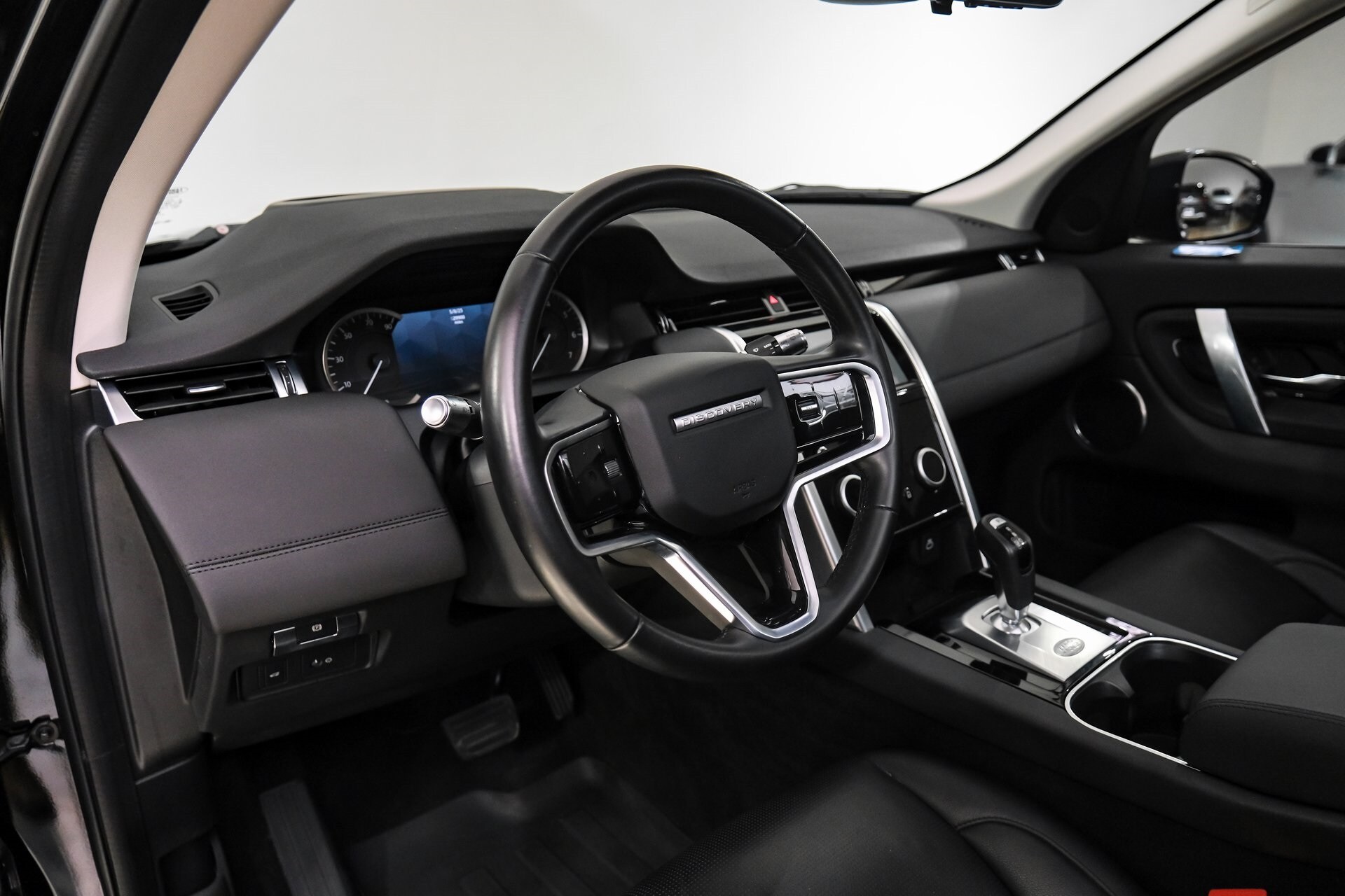 2022 Land Rover Discovery Sport SE photo 2