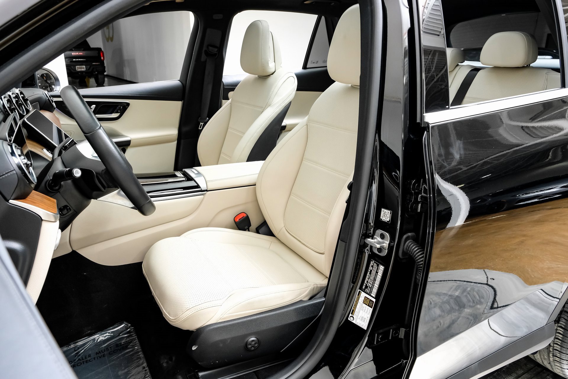 2024 Mercedes Benz GLC 300 photo 4