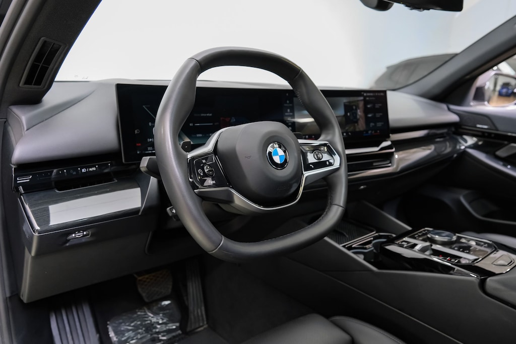Used 2025 BMW 530i Premium Package/Heated front seats/Parking Assistant Plus/19" Triplex-Spoke Silver 933 W Sedan