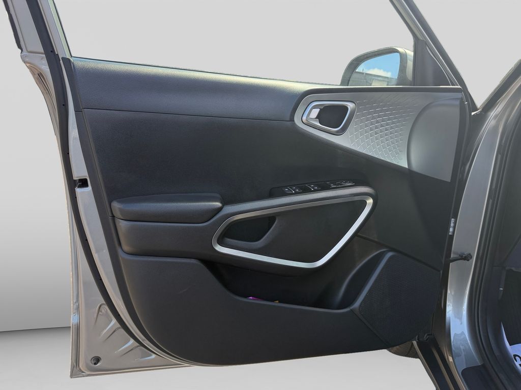 2025 Kia Soul LX - Photo 16