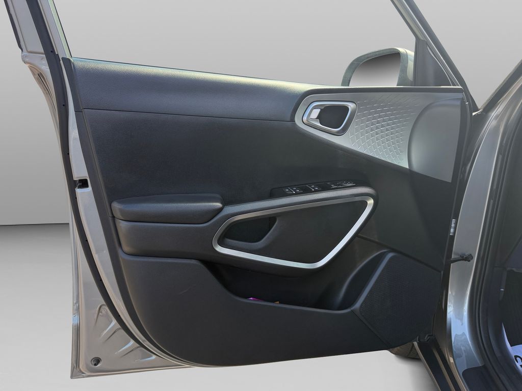 2025 Kia Soul LX - Photo 16