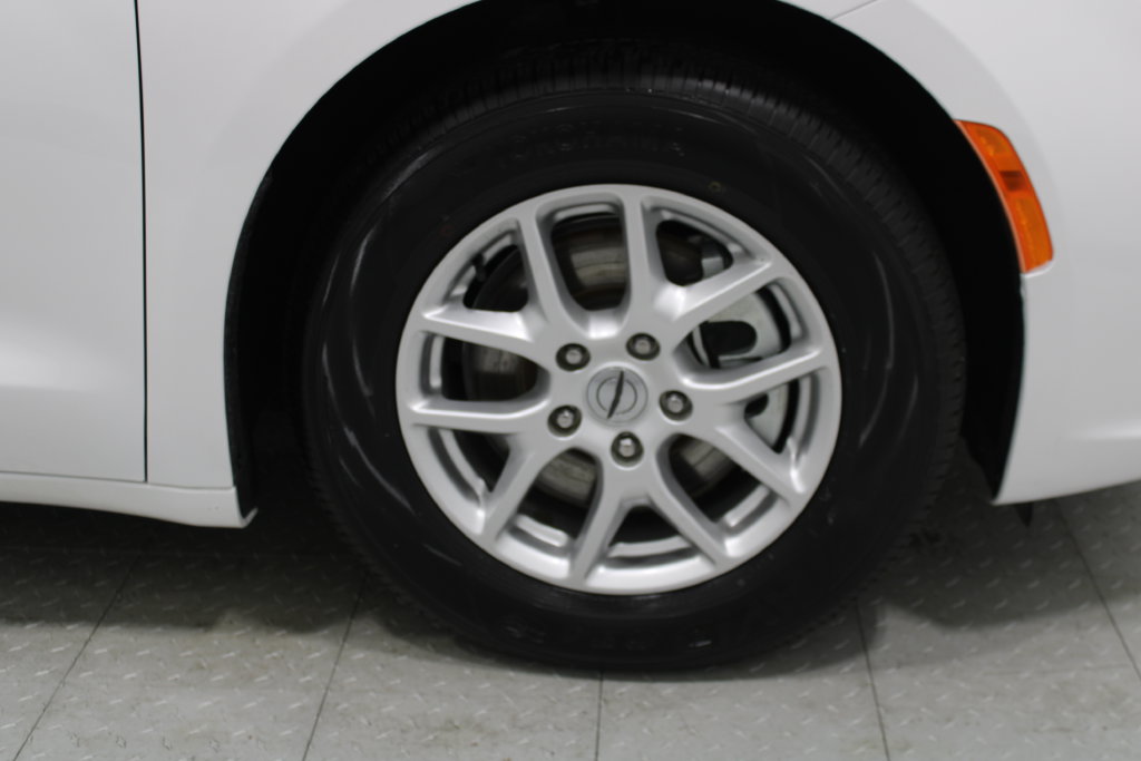 Used 2022 Chrysler Pacifica Touring L Minivan/Van