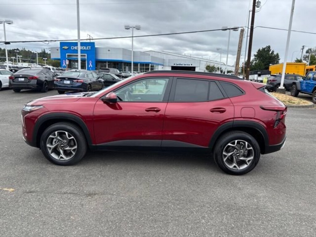Used 2025 Chevrolet Trax LT SUV