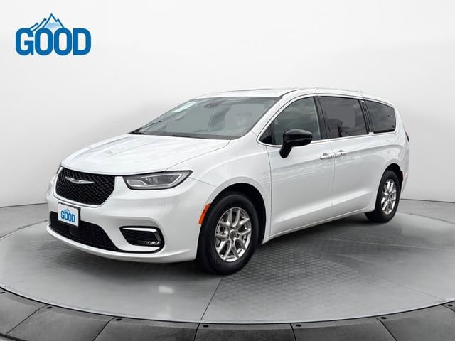 2024 Chrysler Pacifica Touring's photo
