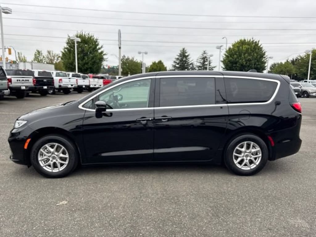 Used 2024 Chrysler Pacifica Touring L