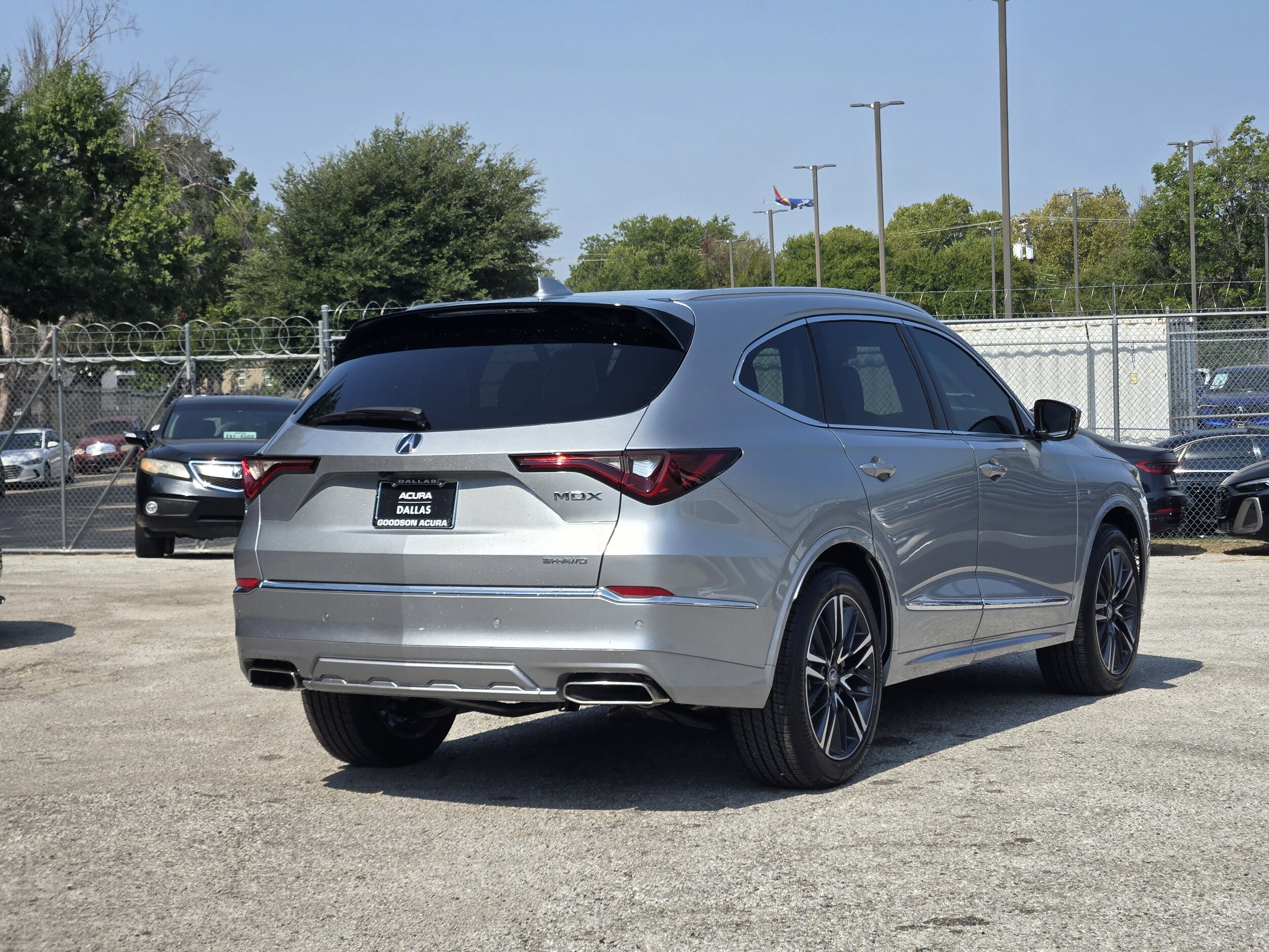 2026 Acura MDX SH-AWD Advance photo 3