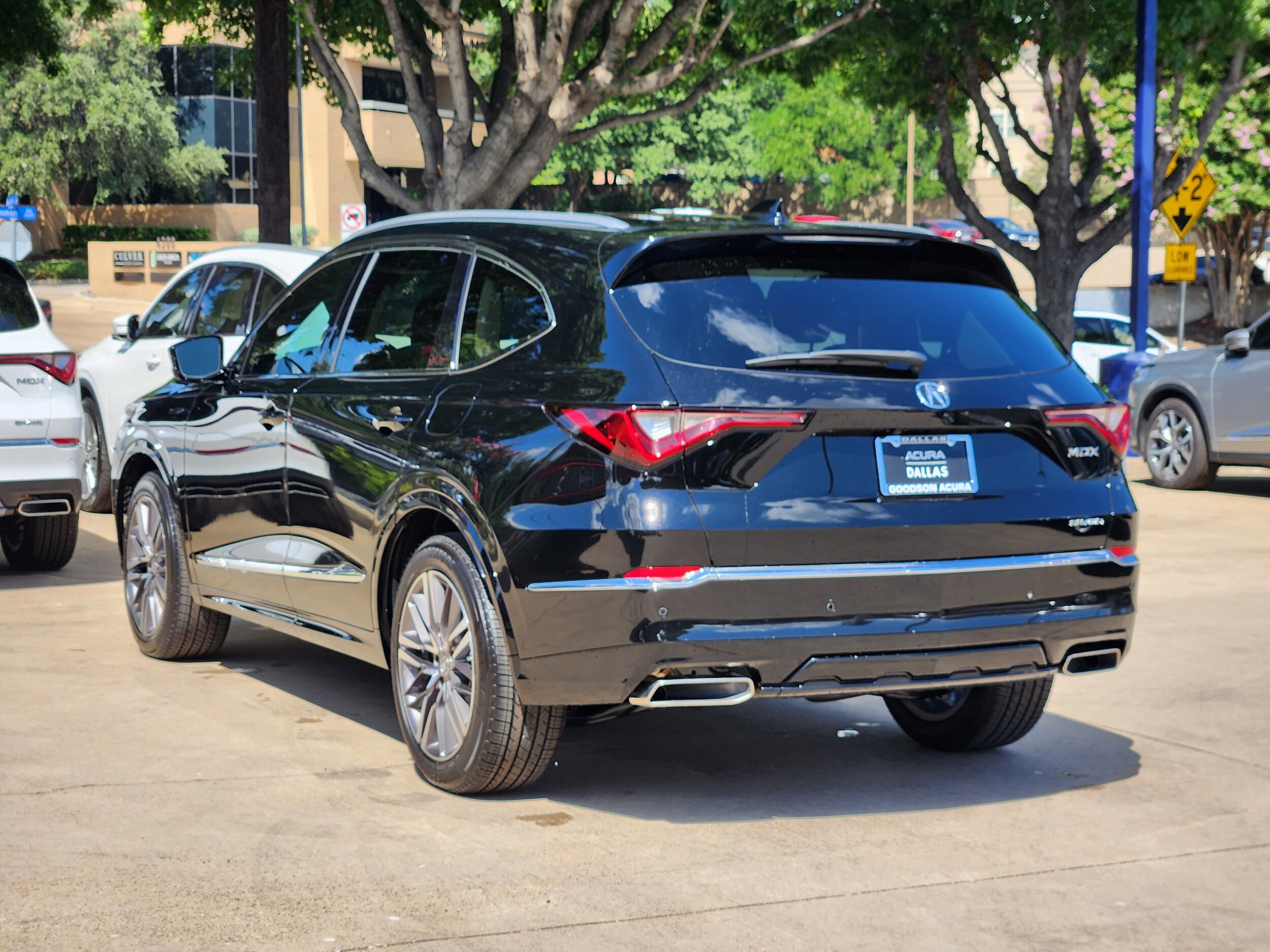 2026 Acura MDX SH-AWD Advance photo 3