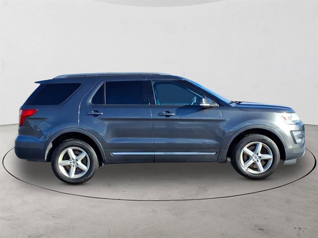 2016 Ford Explorer XLT photo 4