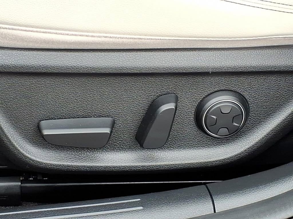 2025 GENESIS G70 Standard - Photo 12