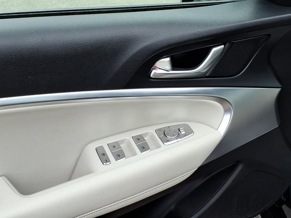 2025 GENESIS G70 Standard - Photo 11