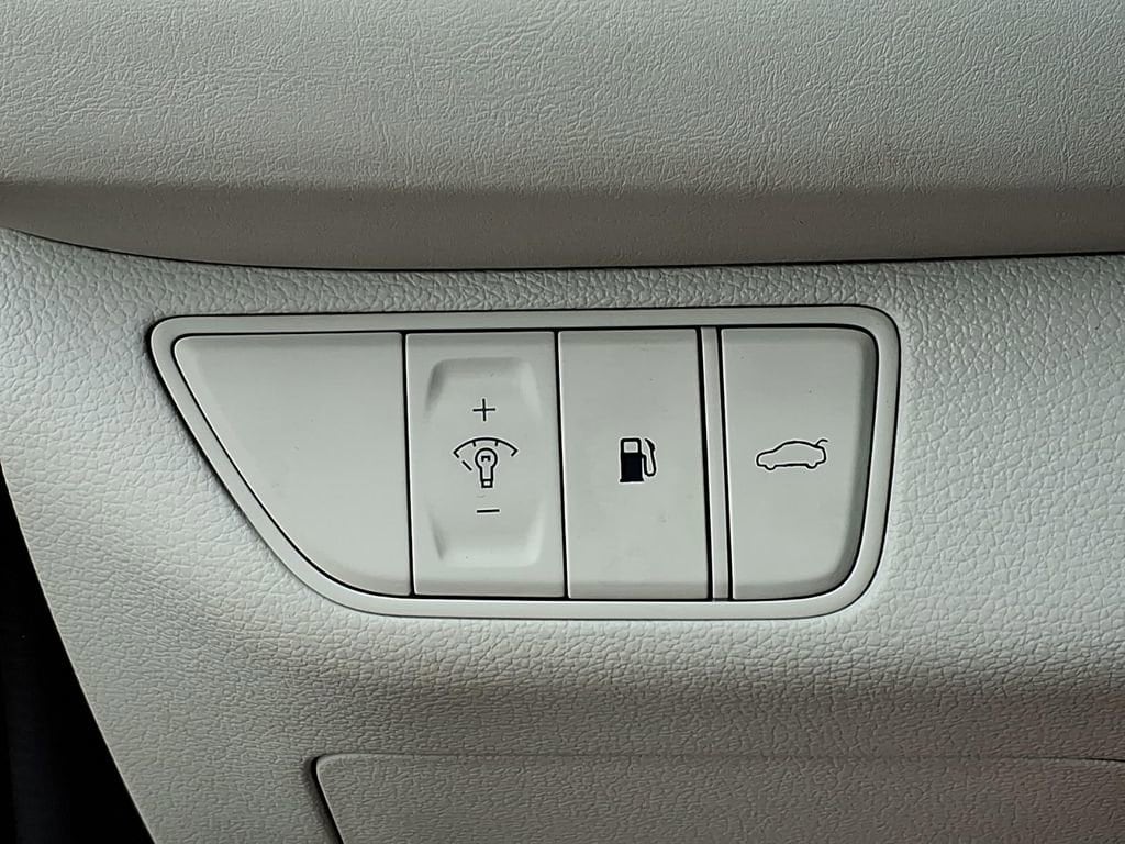 2025 GENESIS G70 Standard - Photo 16