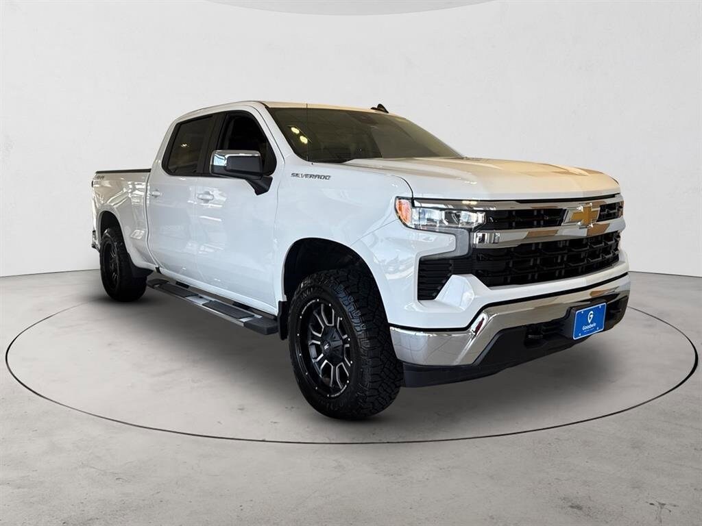 2025 Chevrolet Silverado 1500 LT photo 3