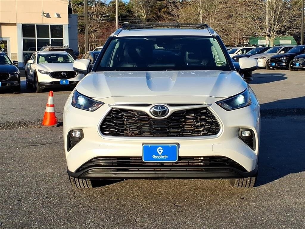 2022 Toyota Highlander XLE photo 2